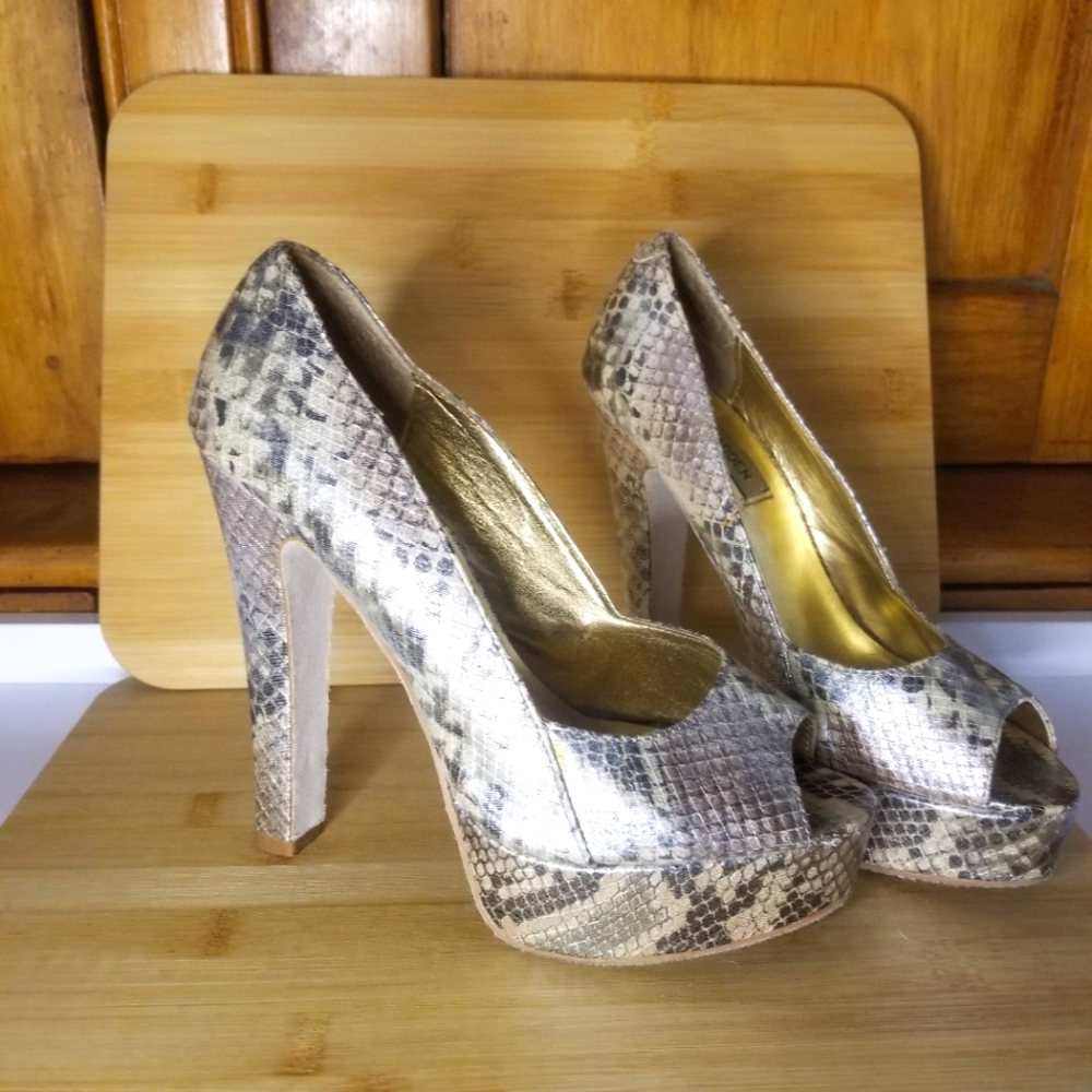 Steve Madden peep toe platform pumps